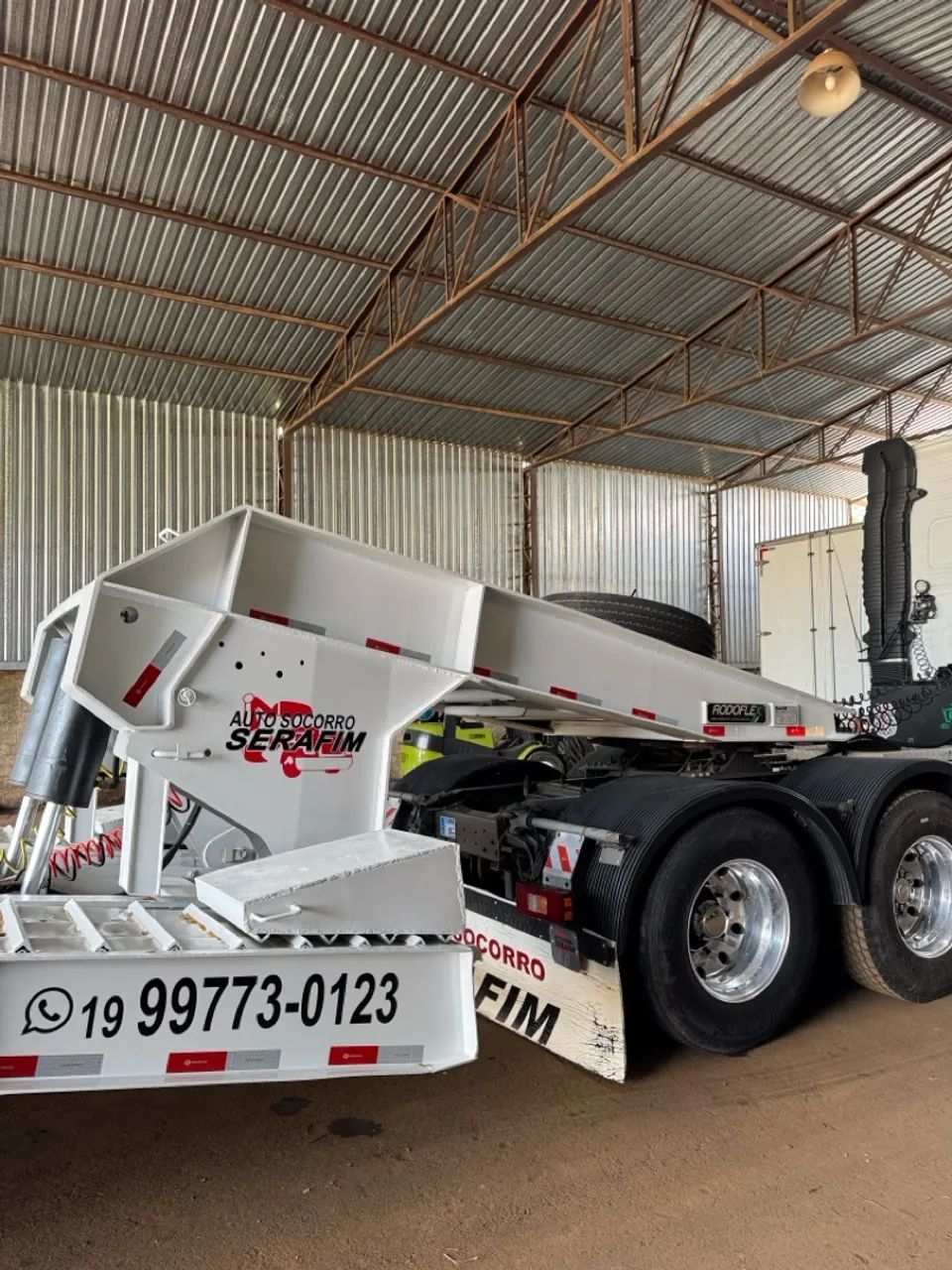 Carreta prancha rebaixada 3 eixos carrega tudo pescoço removível  - Foto 5