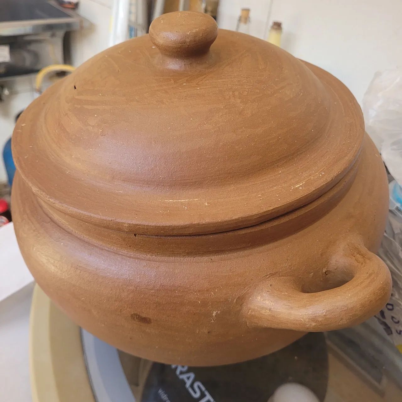 Panela de barro com tampa