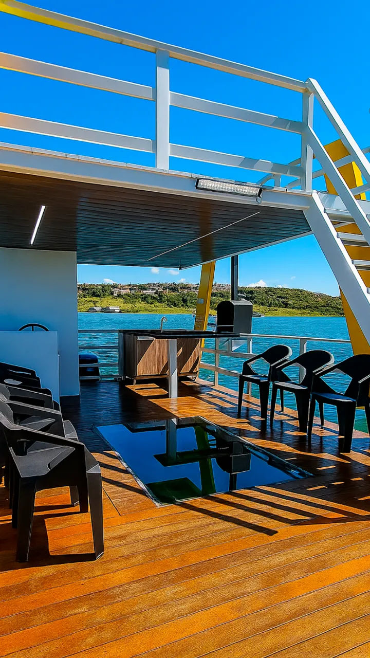 Flutuante Catamarã - Plataforma Tipo Barco, Deck em Madeira, Motor Incluso
