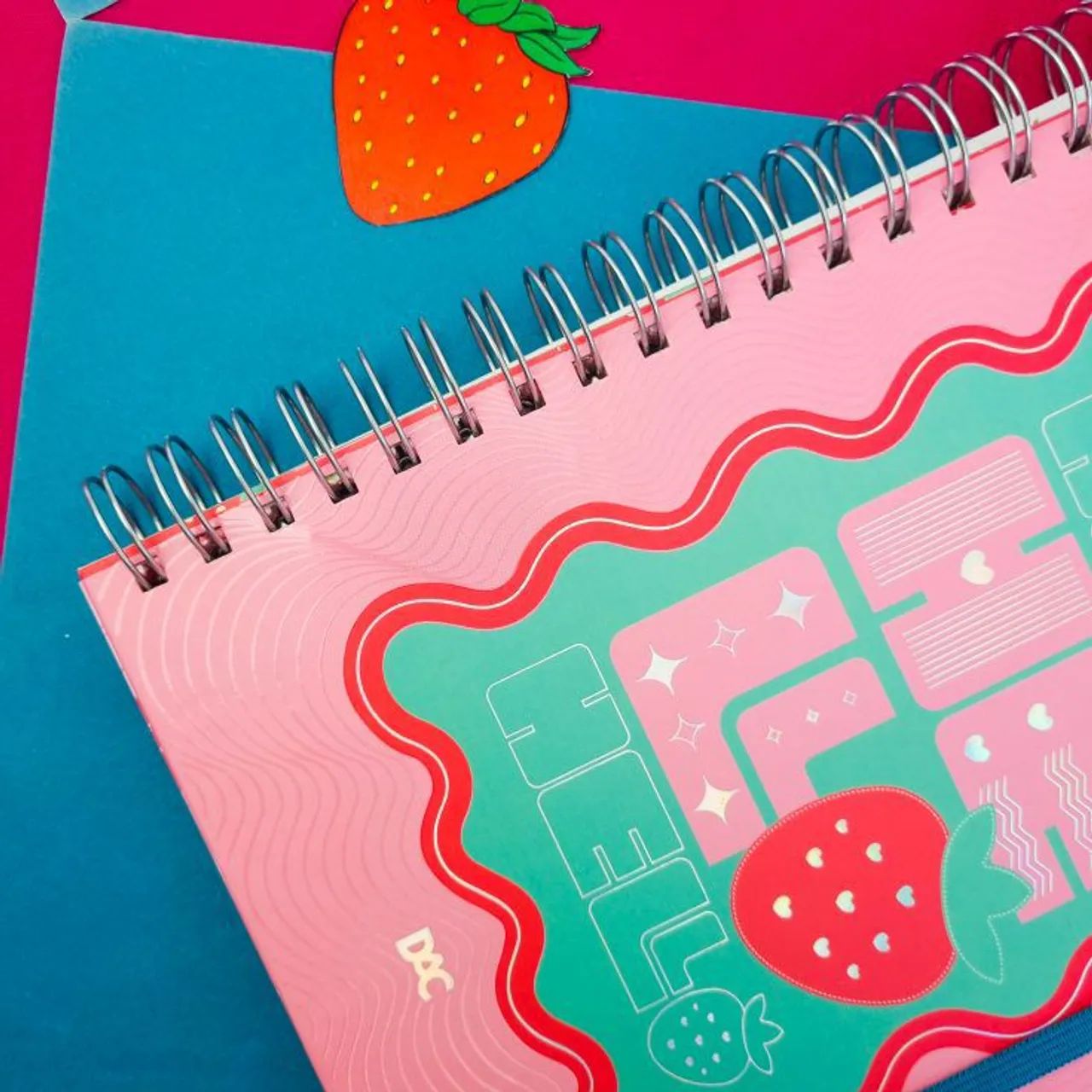 Caderno DAC Hello -  Com cheirinho de morango - Foto 4