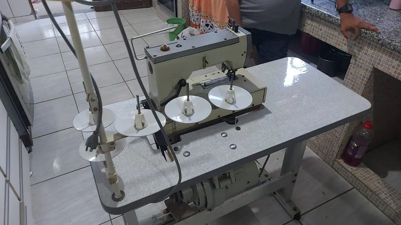 Máquina de costura Galoneira três agulhas  - Foto 3