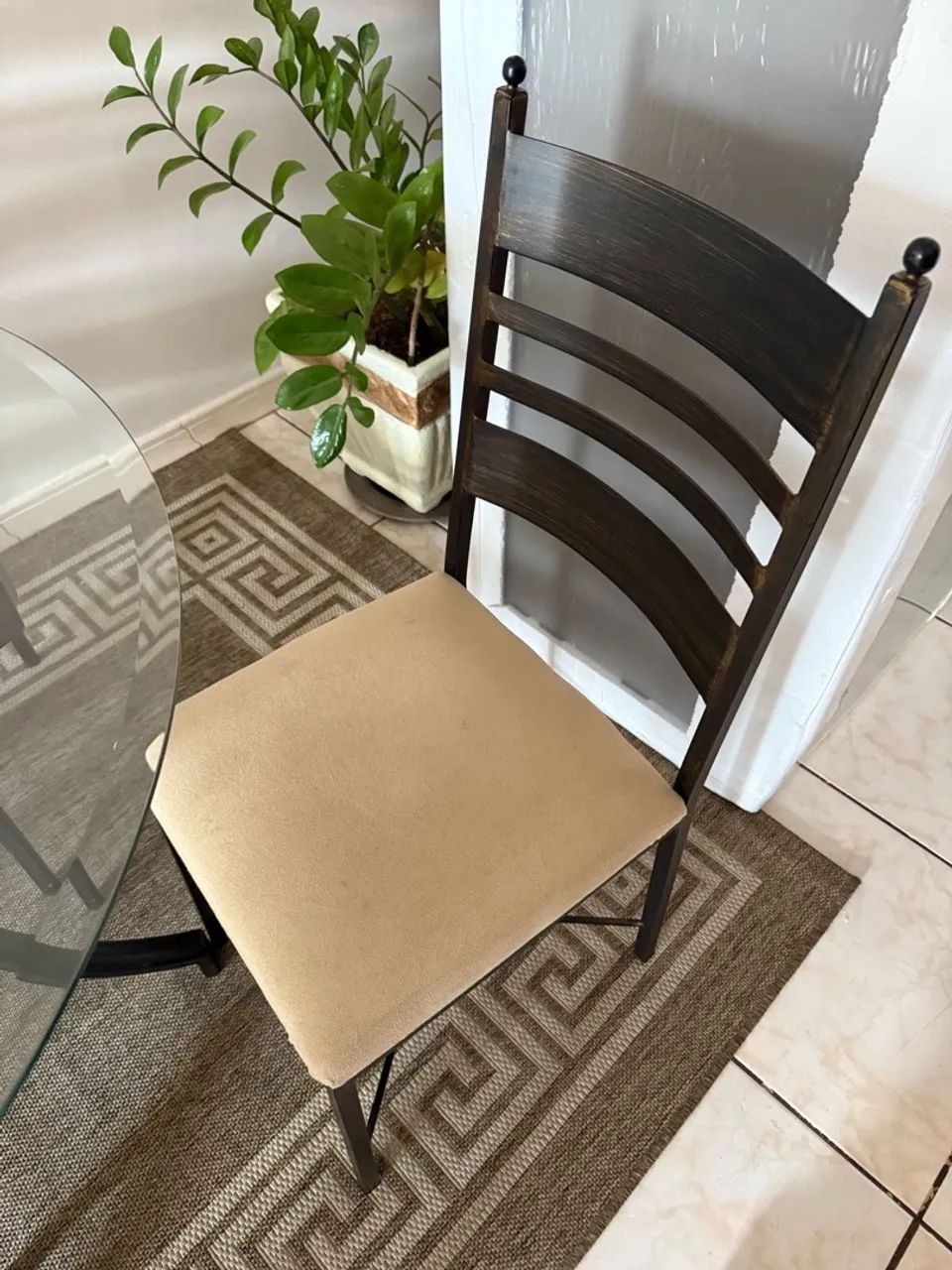 Mesa de Jantar de Vidro com 4 Cadeiras + Aparador - Foto 4
