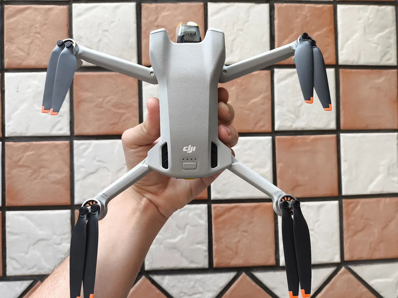 Dji mini 3 com tela, filma em 4k30 fps, gimbal 3 Eixos, voa até 10km,motores Brushless  - Foto 3