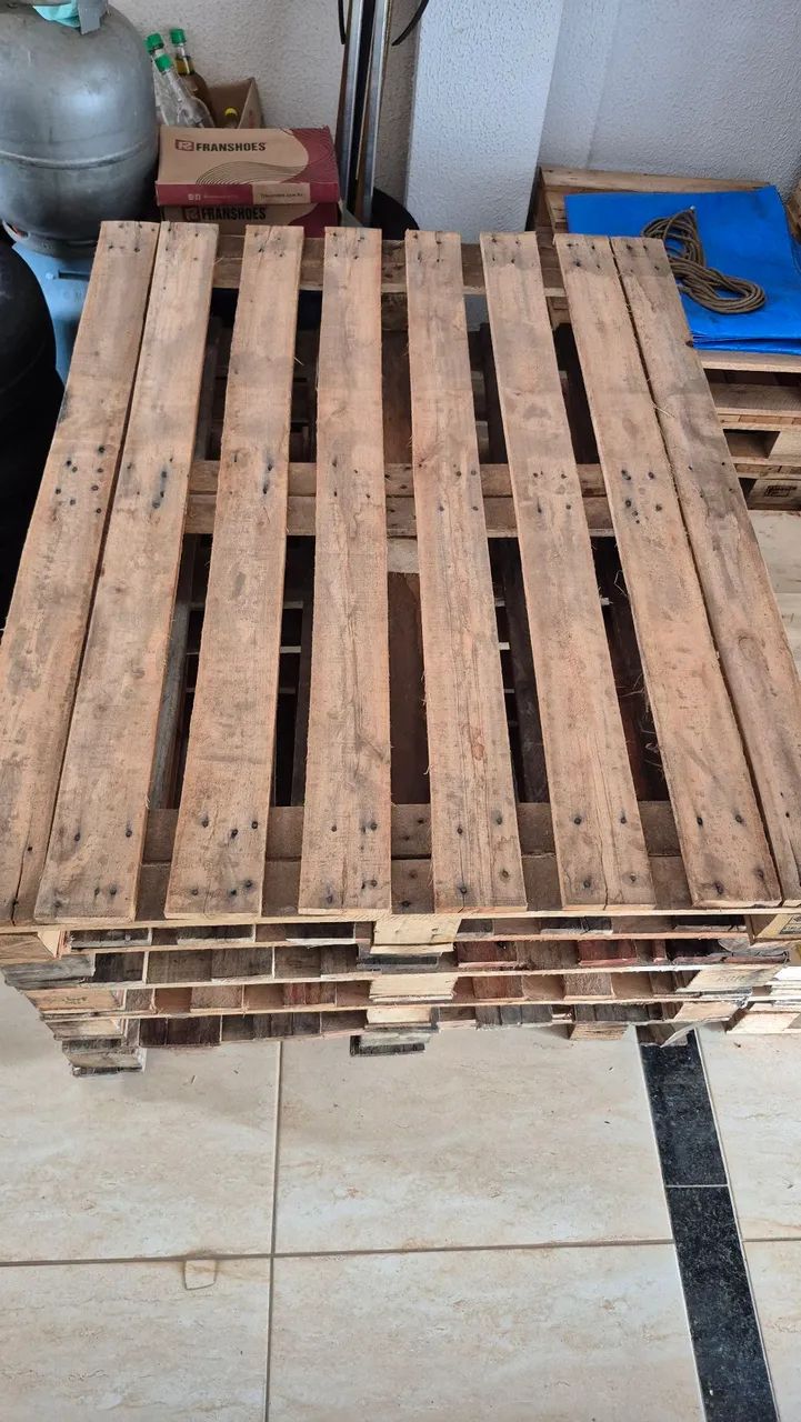 Pallets seminovos, reforçado, madeira eucalipto, medida 1.20 MT por 1mt, entrego com taxa. - Foto 6