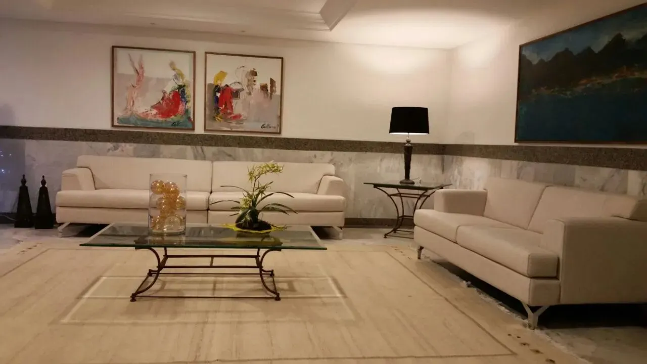 140m², 4/4, 2 suítes, varanda, dependência, 2 garagens