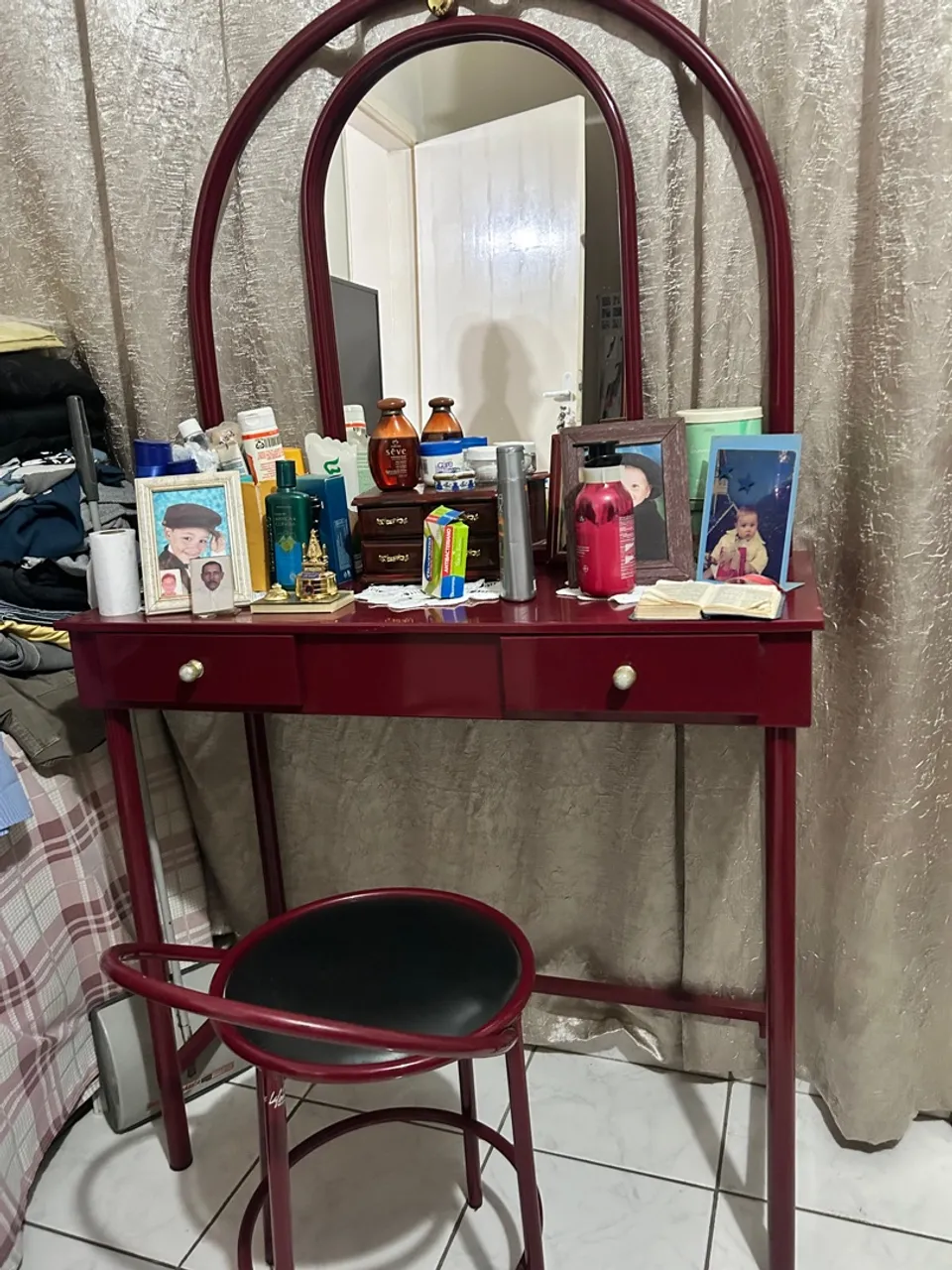 Penteadeira, banquinho e cama