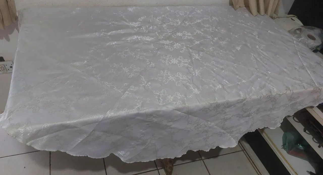 Toalha de Mesa Branca com Detalhes em Renda