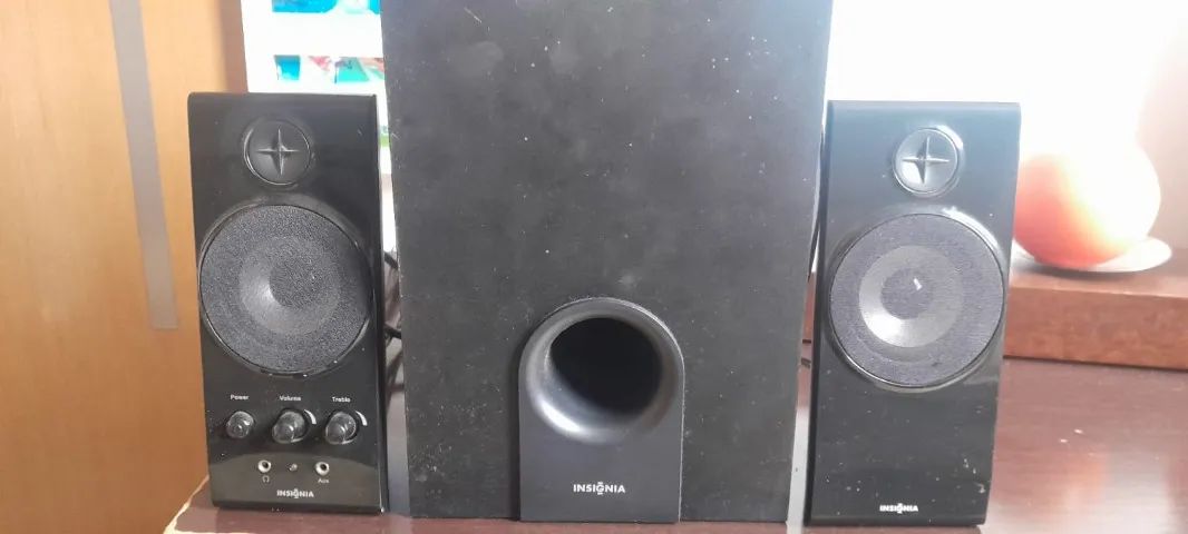 Alto-falantes e subwoofer p/ computador Marca  INSIGNIA 2.1 Modelo NS-PCS41