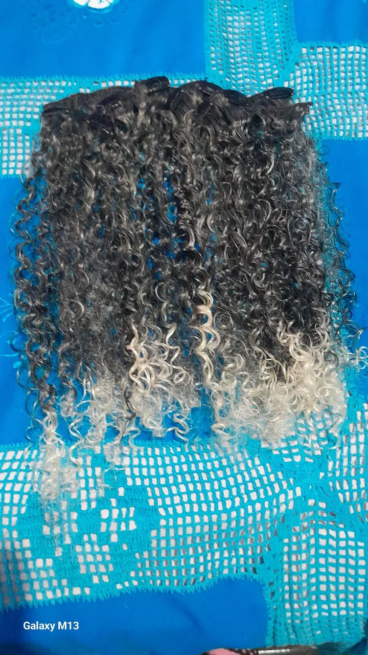 Mega Hair Afro cacheado - Preto com Mechas Cinzas