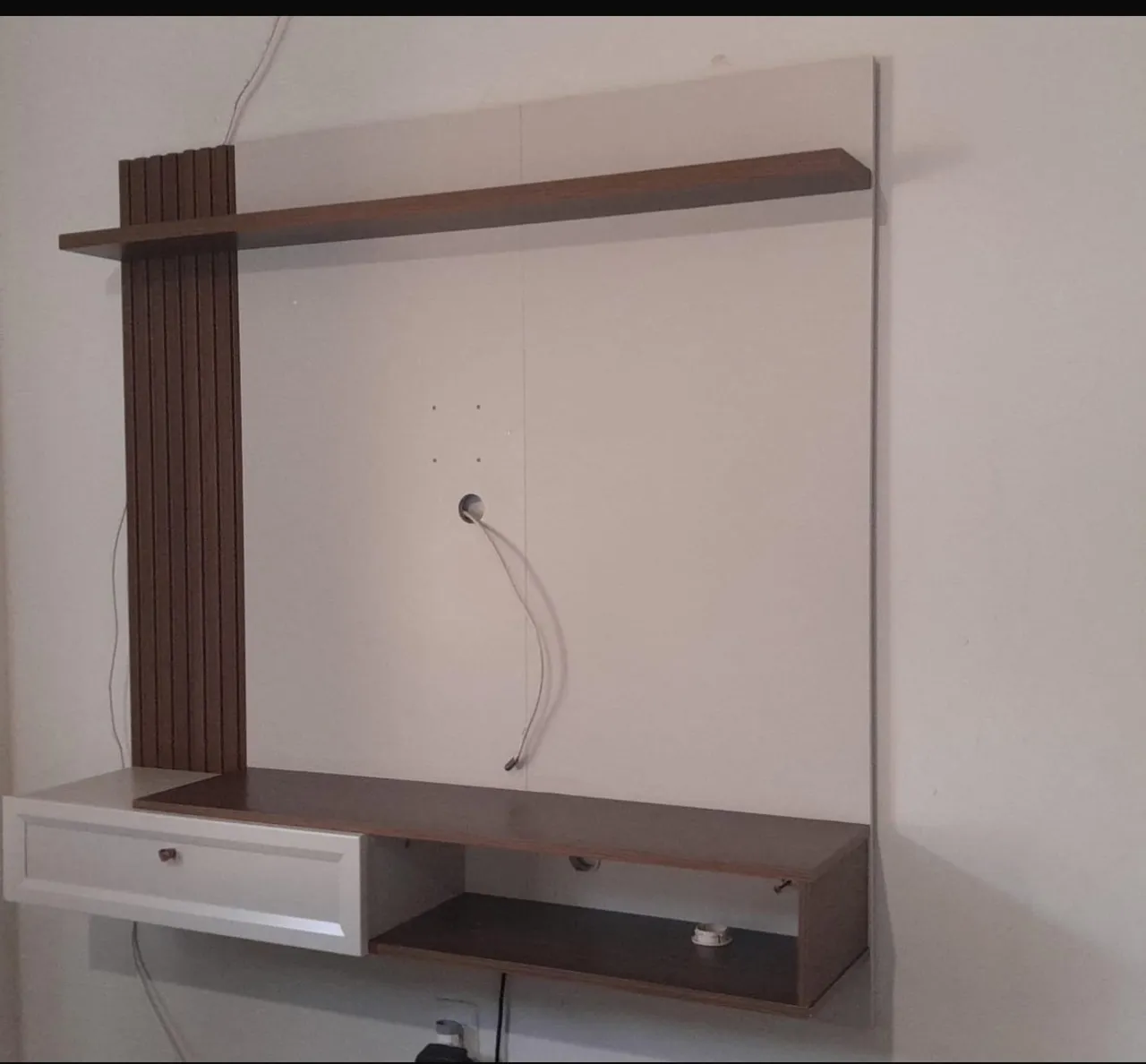 Painel para TV com prateleiras e gaveta