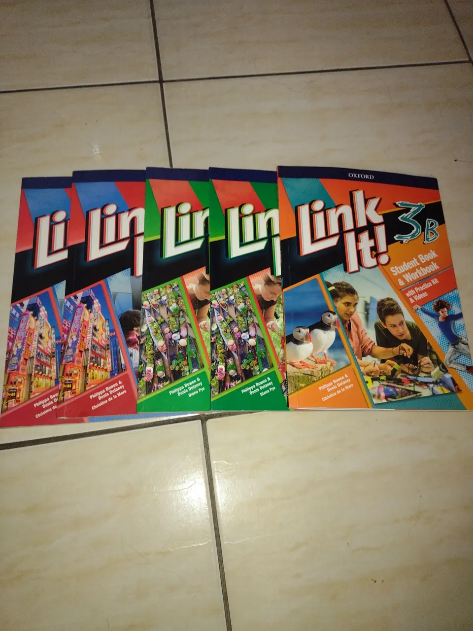 Vendo livros de inglês usado Link It 70 reais cada.