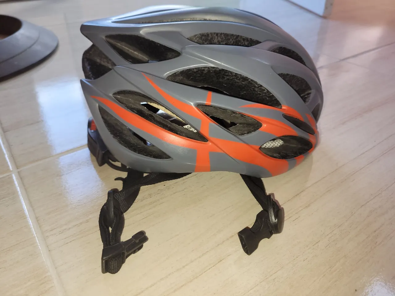Capacete de Bicicleta Cinza com detalhes em laranja