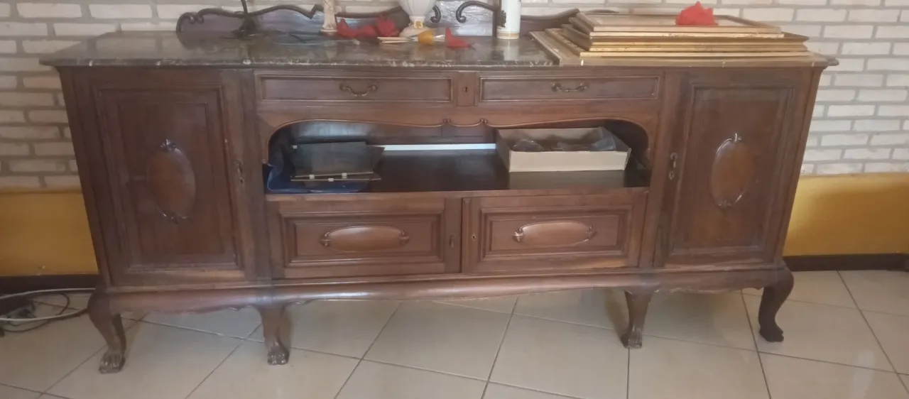 Buffet de madeira para de leão  com tampo de mármore