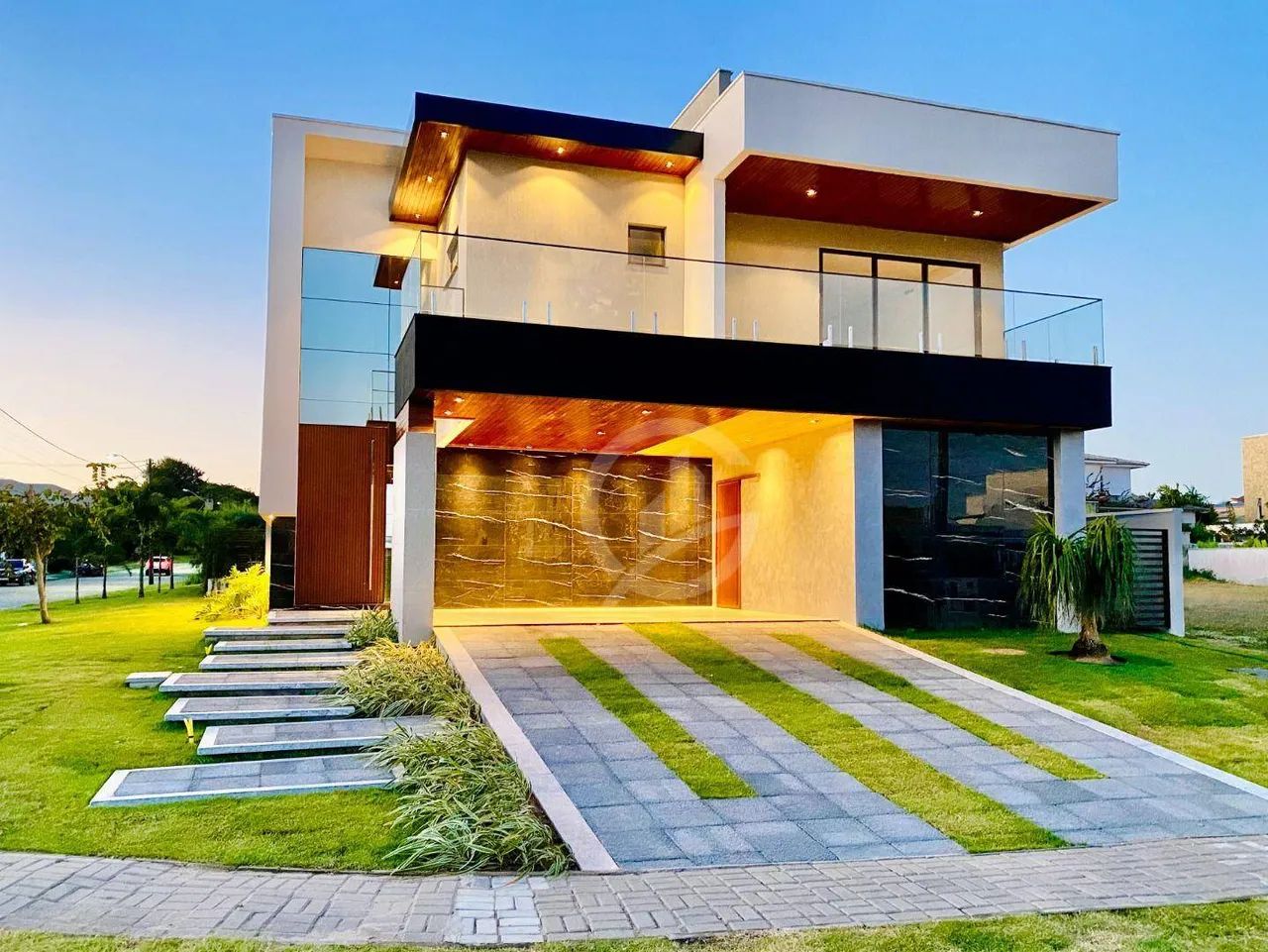 Volumetria e elegância a definem, uma bela casa de esquina para chamar de sua - Foto 2