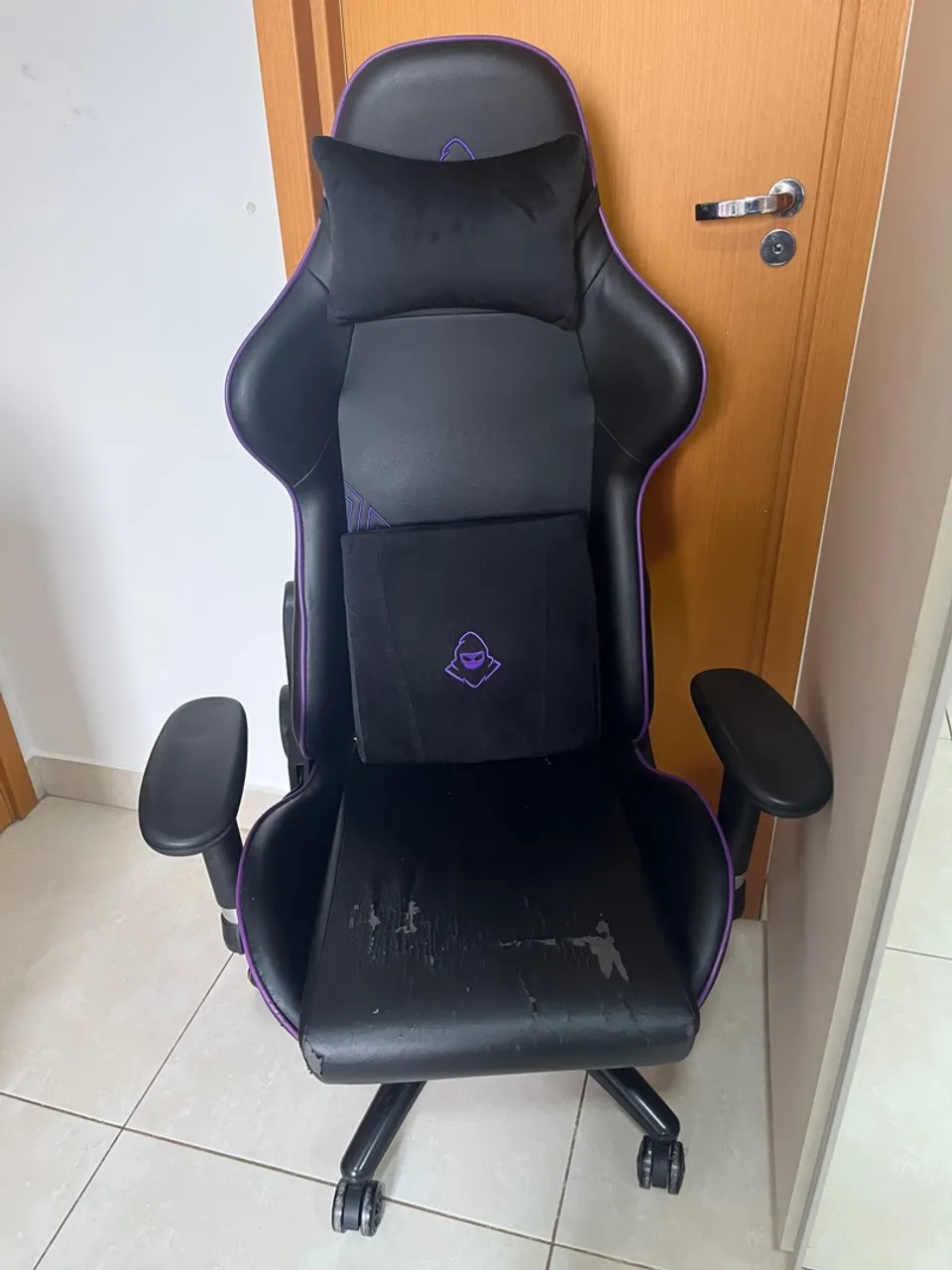 Cadeira Gamer Preta com Detalhes Roxos