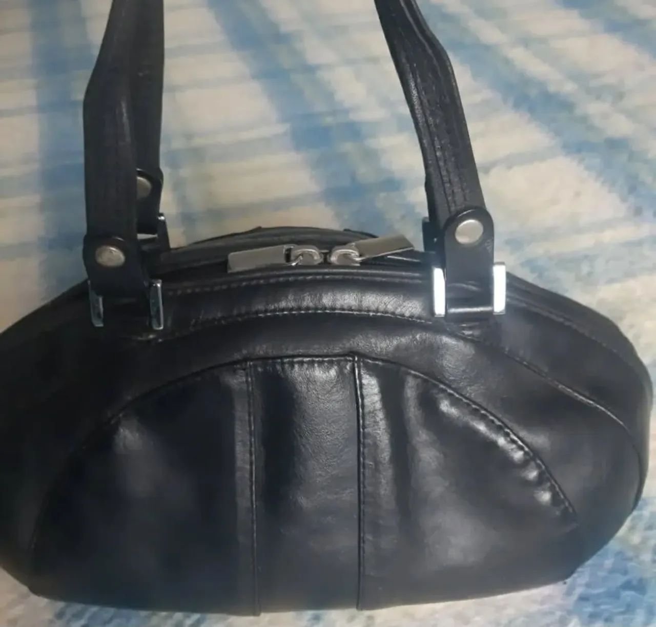 Bolsa de mão preta elegante. De couro.