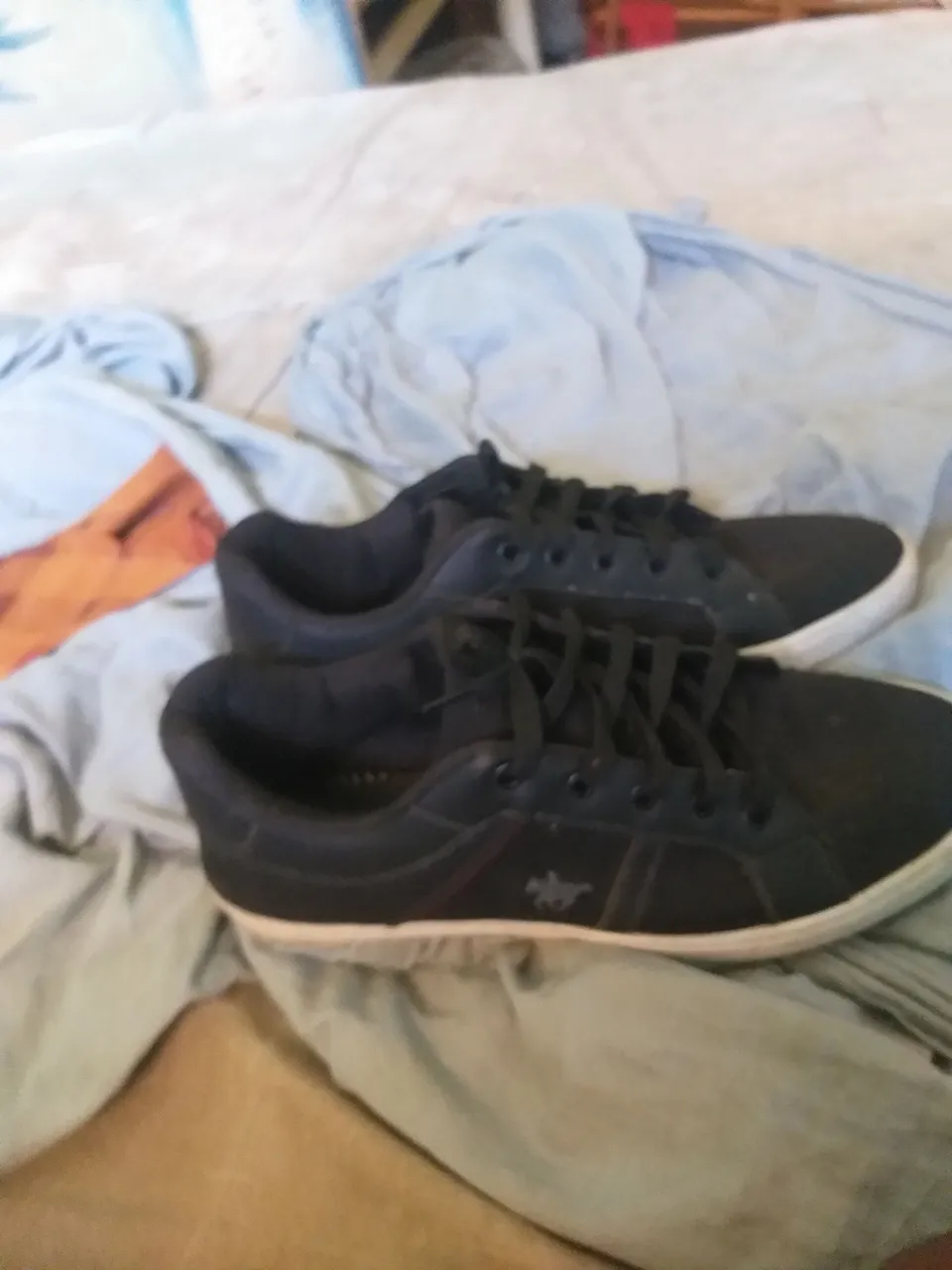 Tênis preto com solado branco