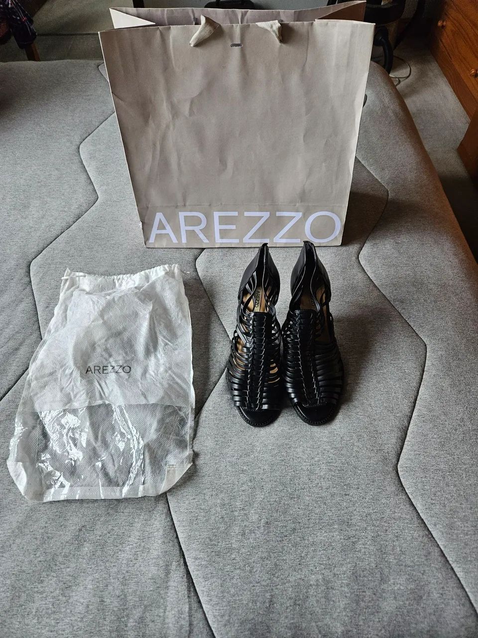 Sandalia preta de tiras belíssima Arezzo