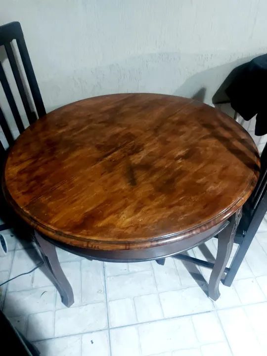 Mesa Redonda em Madeira Maciça ótimo estado. 