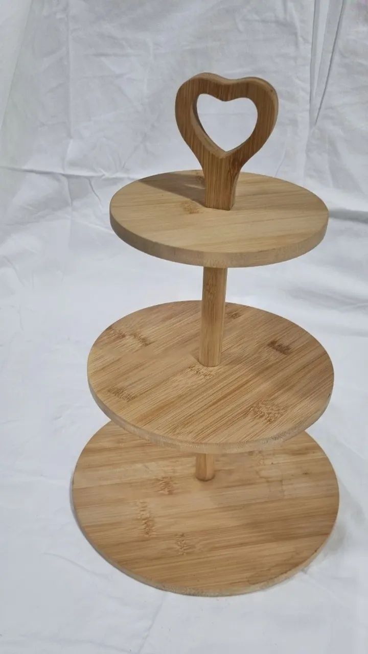 Suporte para Bolos 3 camada de madeira  - Foto 2