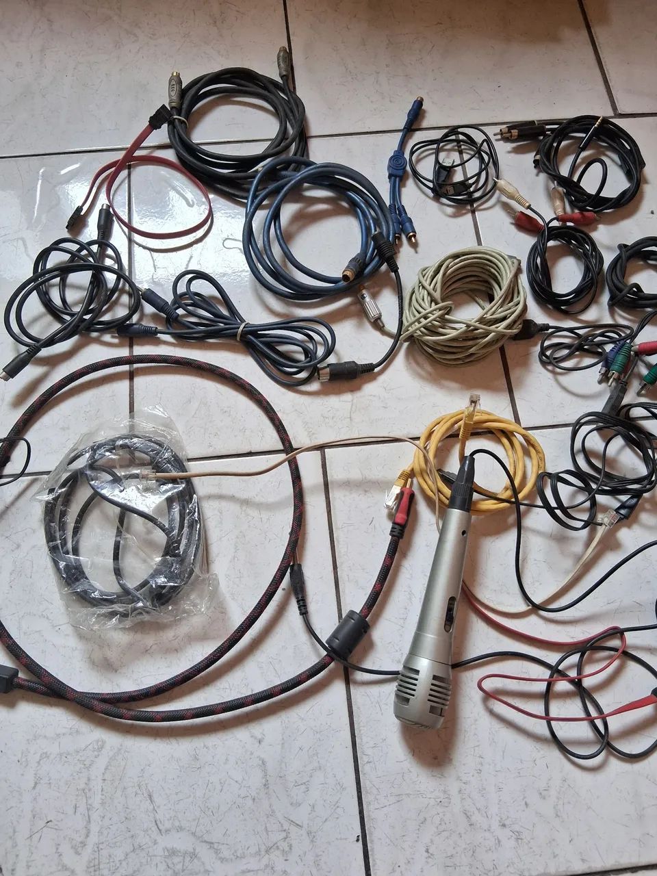 Cabos variados alguns novos e um microfone  - Foto 3
