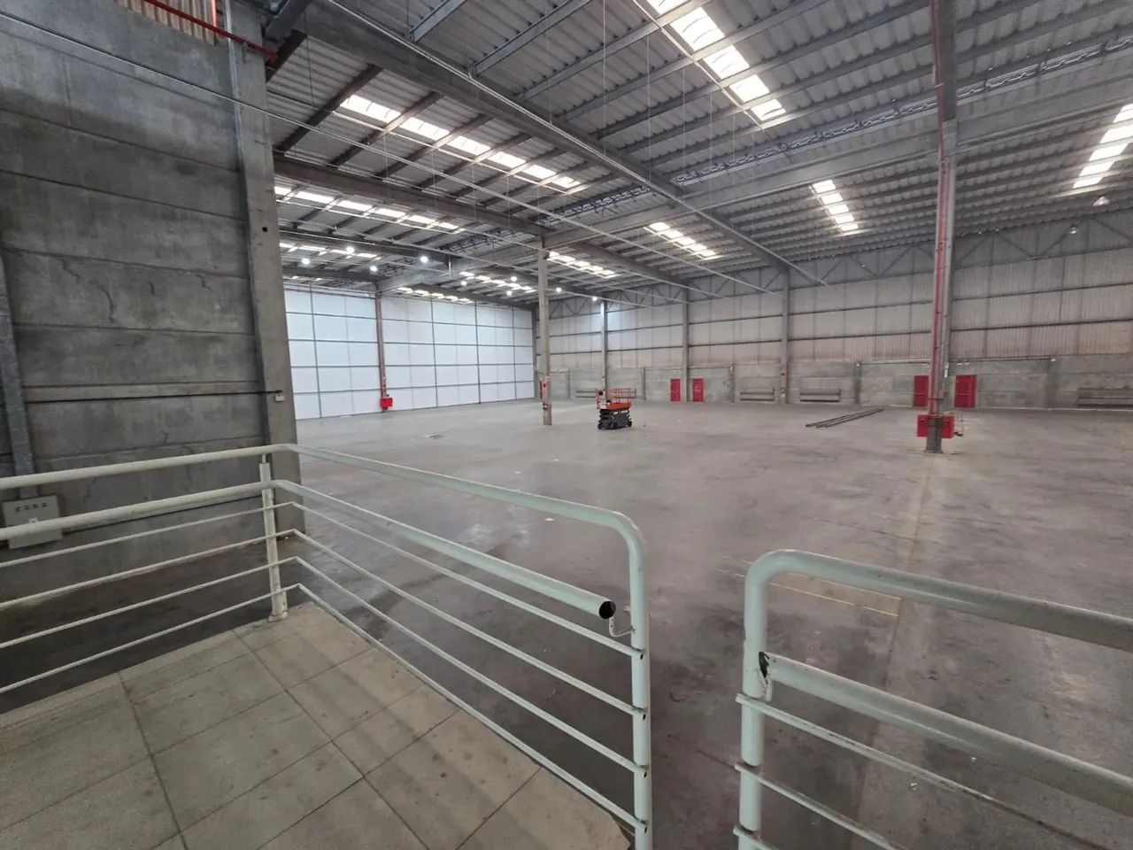 Armazém 4.600m - 6 docas - Segurança 24 horas