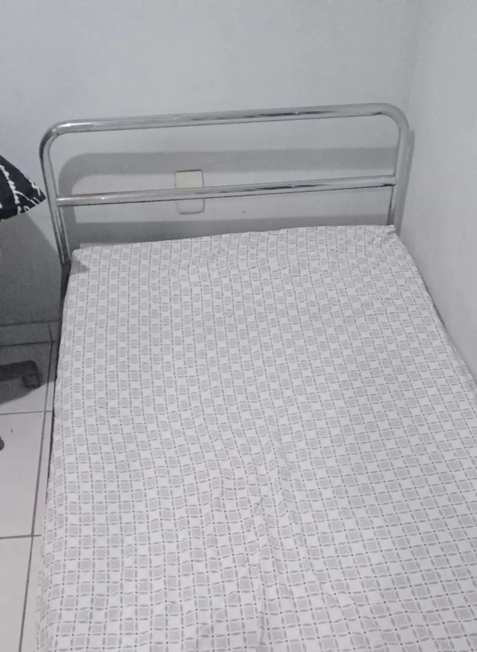 Cama Solteiro em Madeira e espelho em aço com colchão 