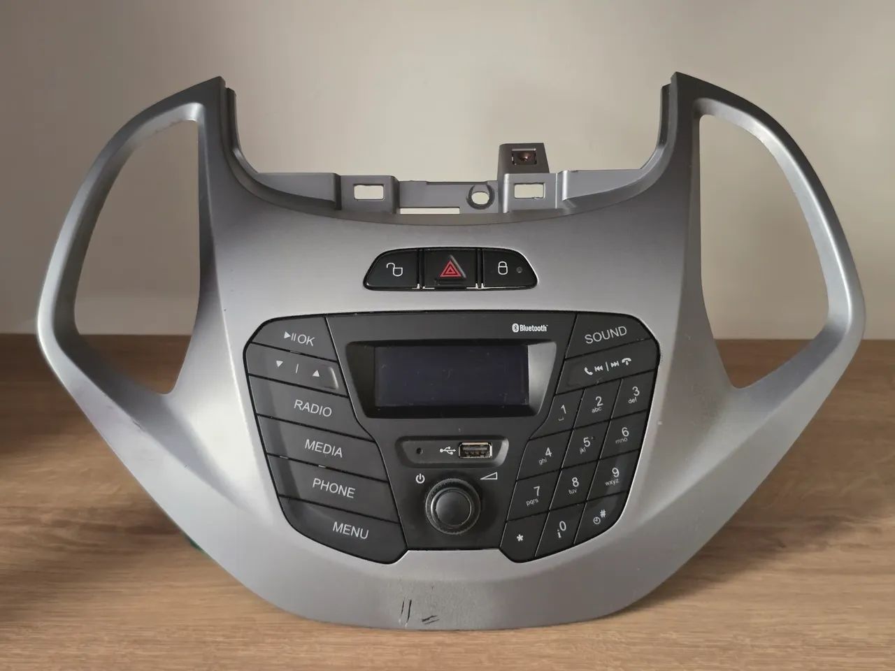 Rádio Multimídia Ford Ka Original 2015 com moldura e botões 