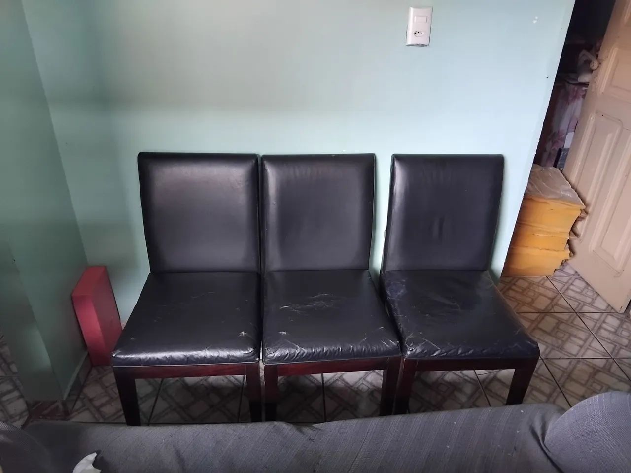 3 CADEIRAS DE MADEIRA MACIÇA DE COURO LEGÍTIMO R$ 300 - Foto 2
