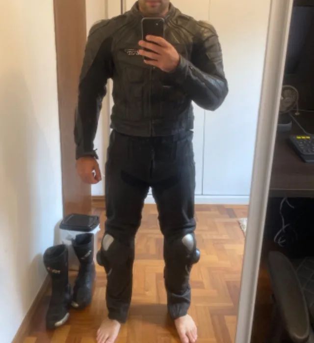 Macacão de couro AGV Sport. Conjunto esportivo de moto