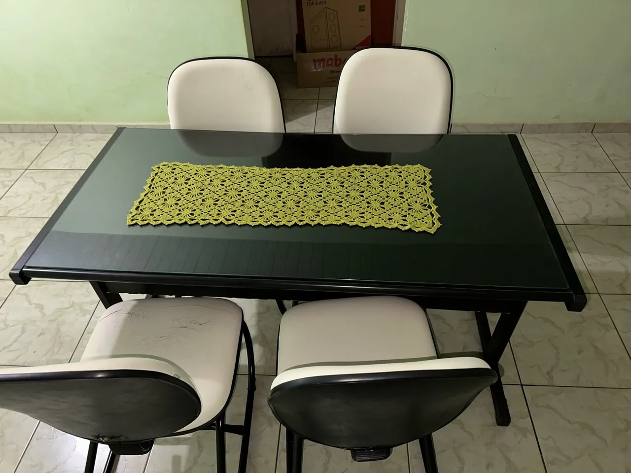 Mesa com tampo de vidro e 4 cadeiras