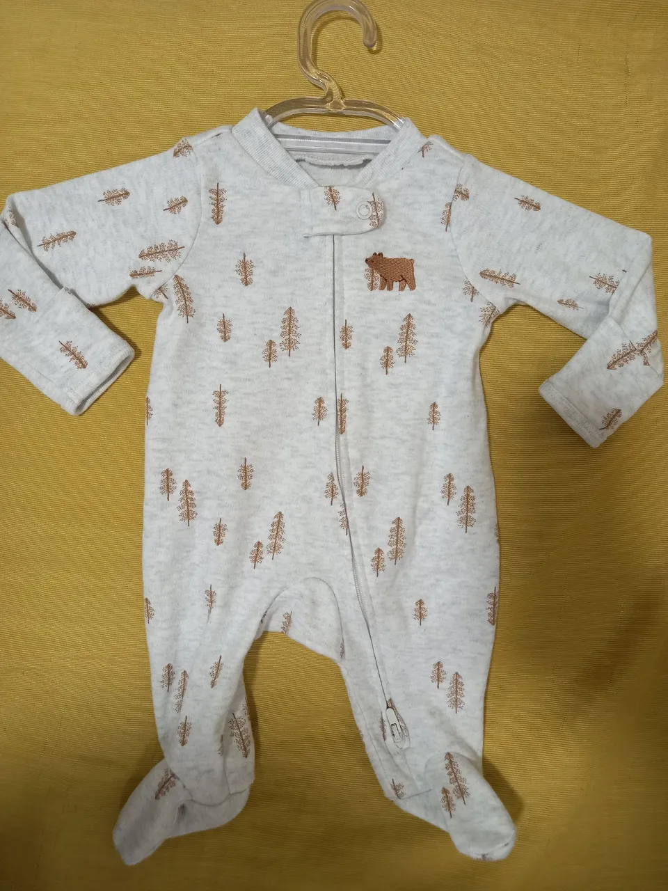 Macacão de bebê com estampa de urso e árvores