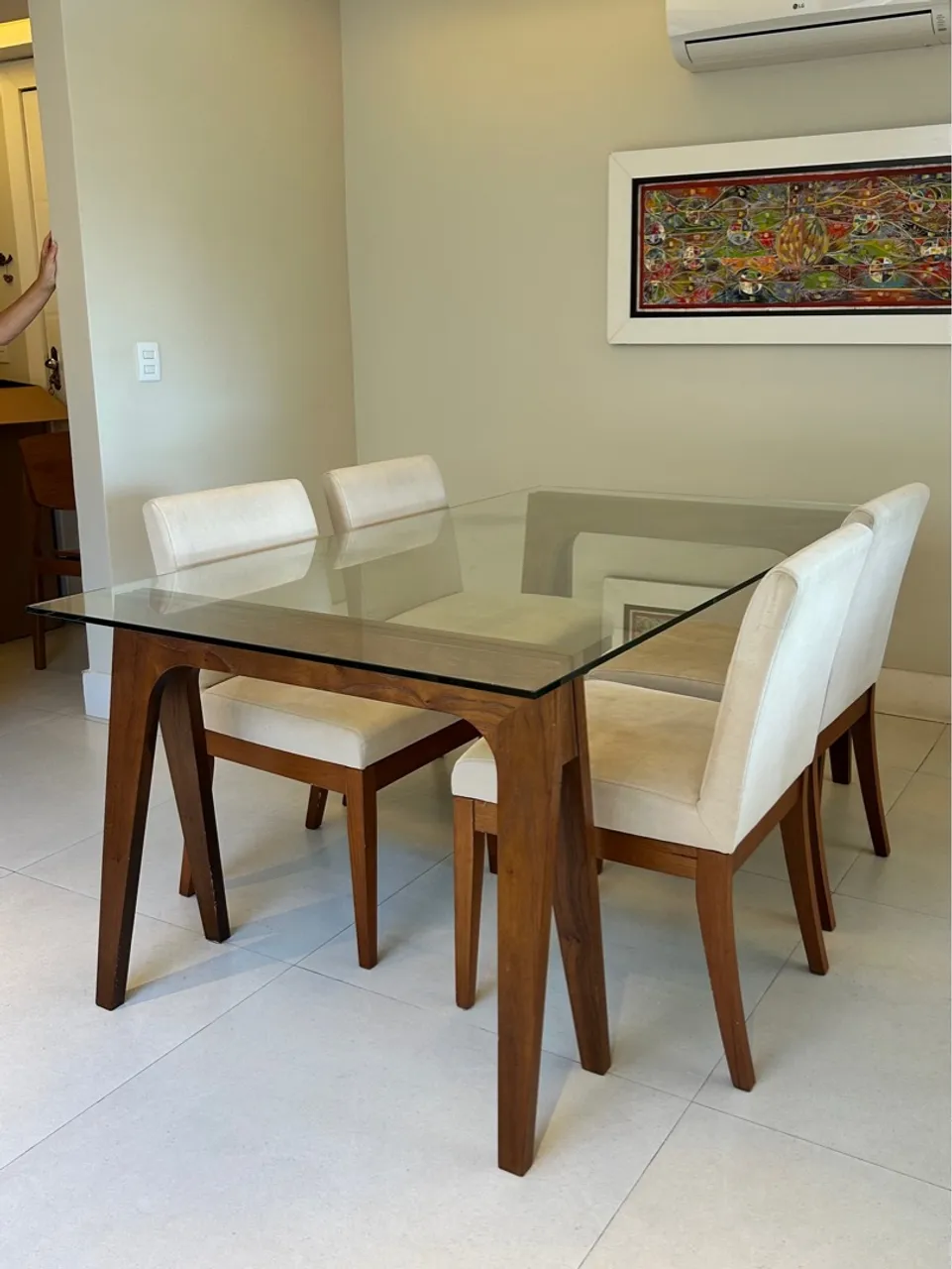 Mesa de Madeira com Tampo de Vidro 6 Lugares + 4 Cadeiras