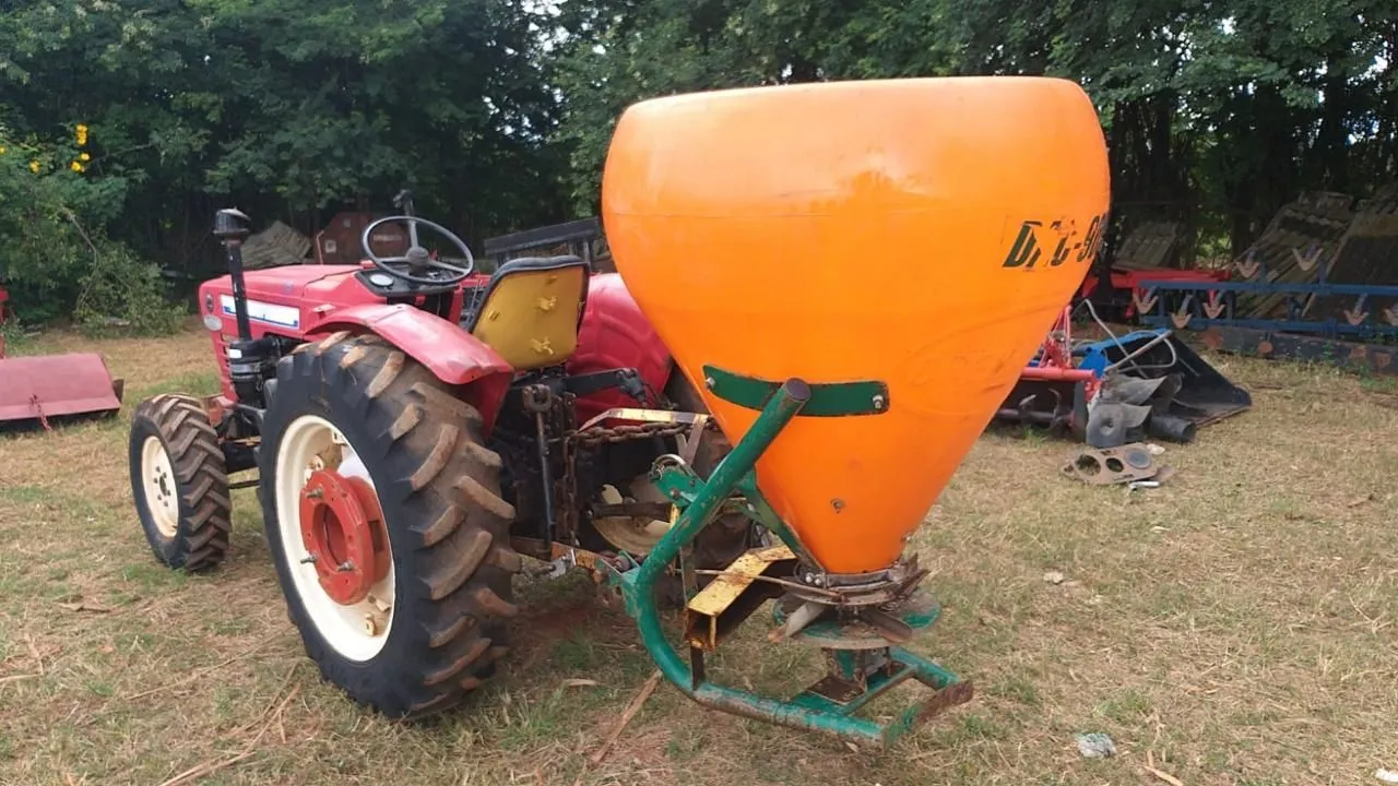 Adubador 900 kg
