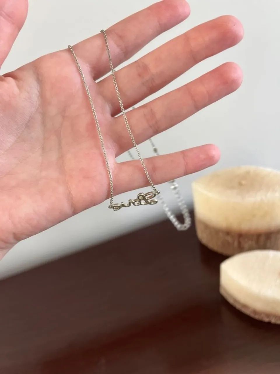 colar de bijuteria com escrito love - Foto 2