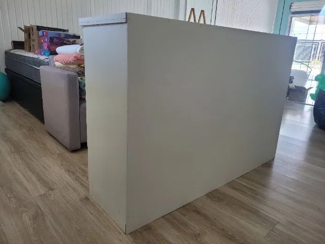Armário em mdf branco, bem estruturado, e oito gavetas. - Foto 3
