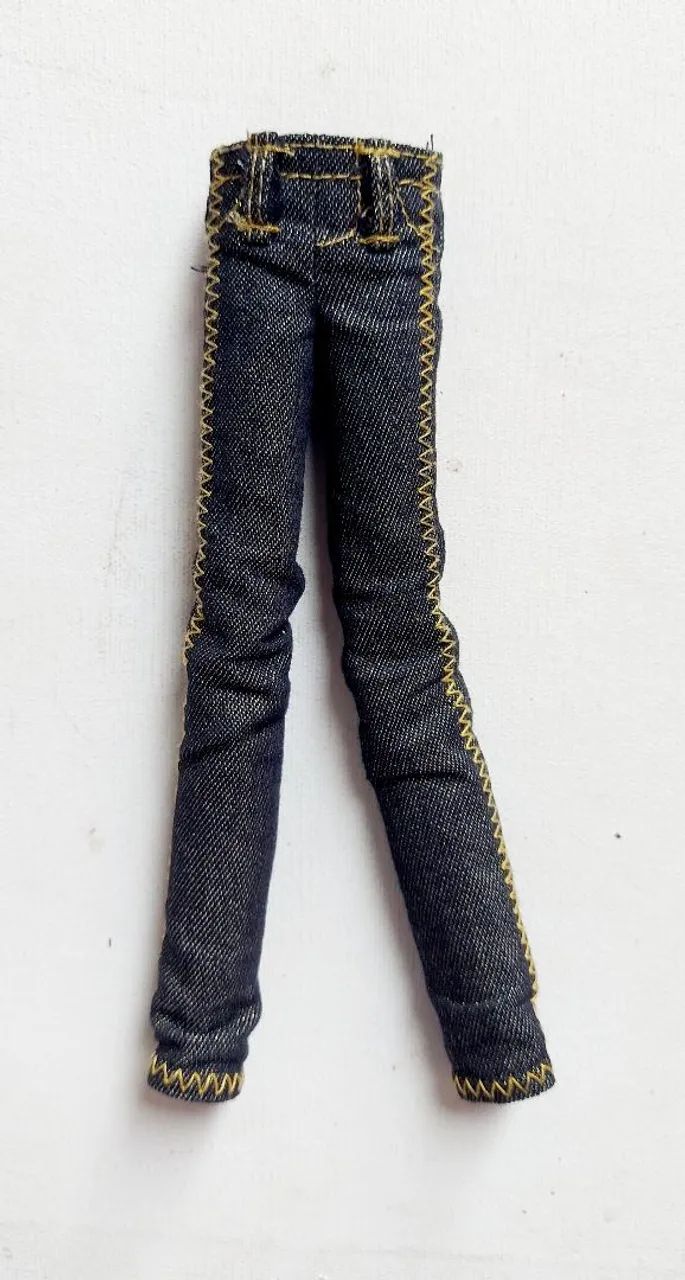 Boneca Monster High (calça Clawd)