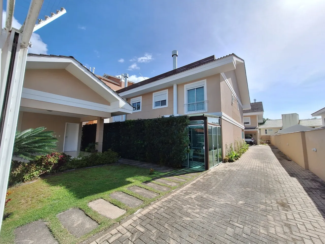 Casa mobiliada em Condomínio