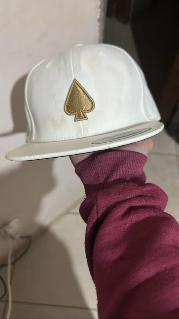 Boné Branco com Detalhe Dourado - Estiloso!