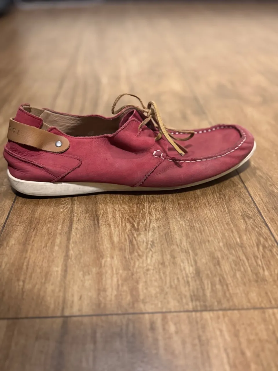Sapatilha Gucci Vermelha - Elegância em Cada Passo