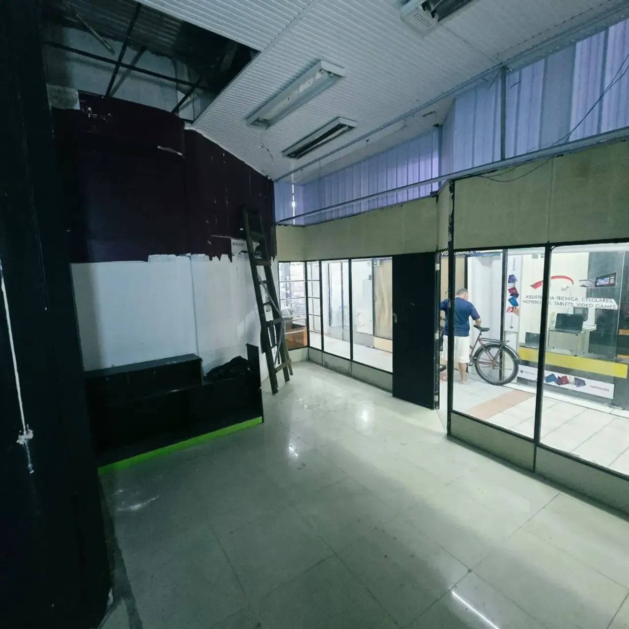ALUGO LOJA COM 20M² EM GALERIA - ENERGIA INCLUSA - Foto 3