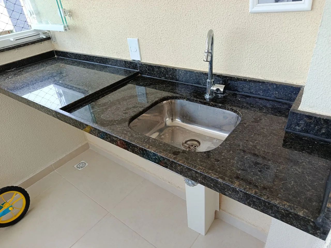 Bancada em mármore com cuba