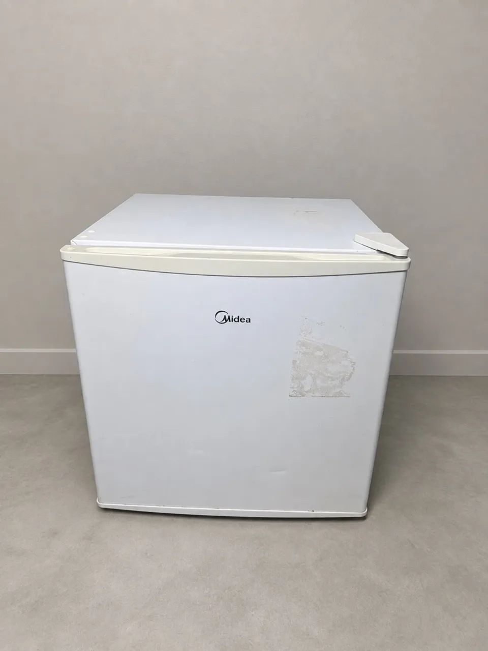 Frigobar Midea 220V
