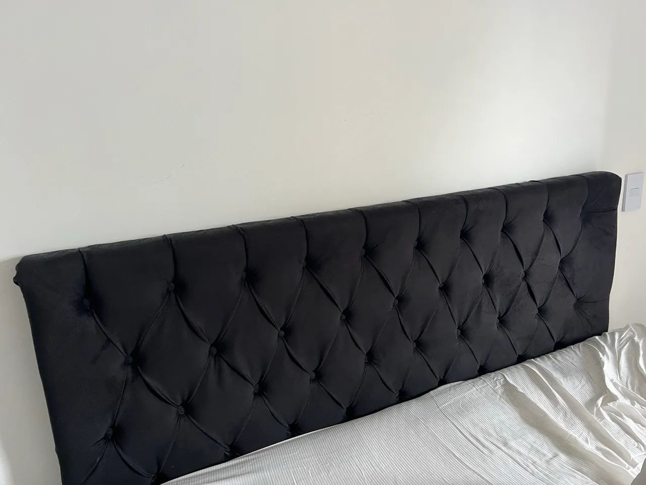 Cabeceira Estofada Capitonê Veludo Preto (Casal / Queen) - Elegante e Sofisticada