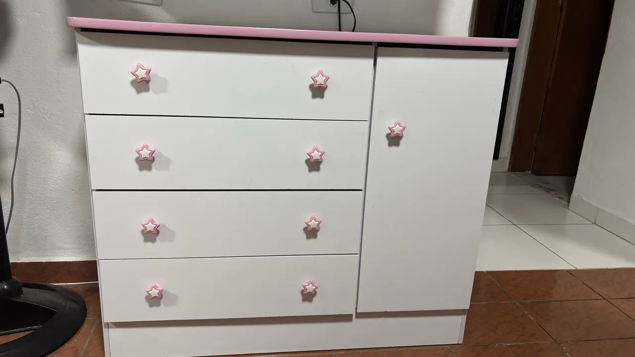 Berço,cômoda  e guarda-roupa de menina 