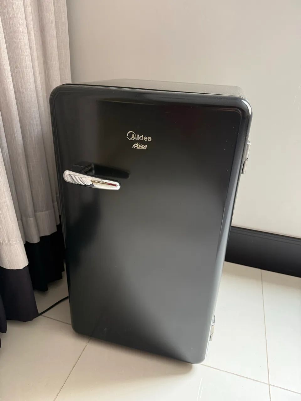 Frigobar Midea Retro 95 Litros Preto - Foto 3