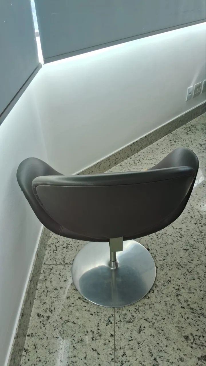 Cadeira de Design Giratória em Couro Sintético - Moderna e Sofisticada - Foto 4