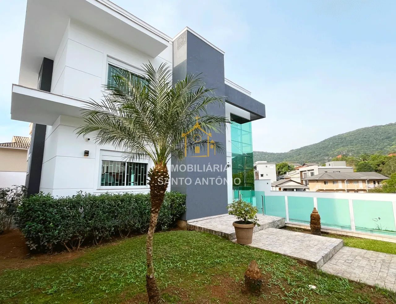 Belíssima casa para locação no centrinho de Santo Antônio