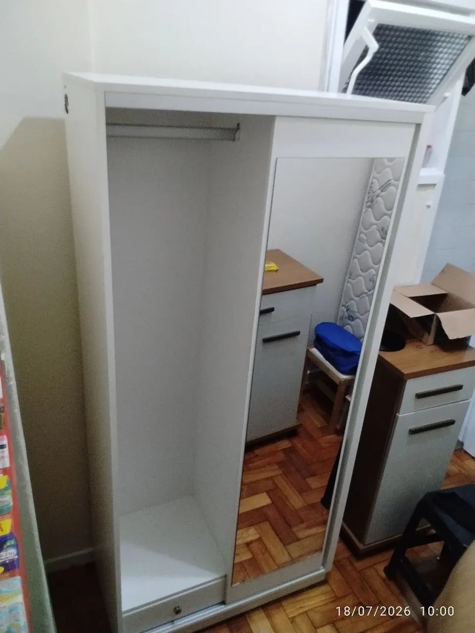 Roupeiro com espelho e prateleiras