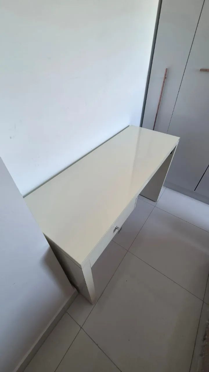 Escrivaninha branca dalla costa com gaveta e espaço pra teclado - Foto 3